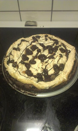 Kladdkaka med maräng topping.  Festlig och god kladdkaka med maräng och smält choklad på. Går att få mjölkfri