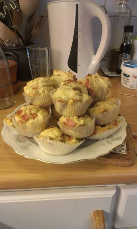 Matmuffins med skinka, champinjoner och fetaost. Passar bra till frukost eller mellanmål. Går att få med valfria ingredienser. Är mjölkfira