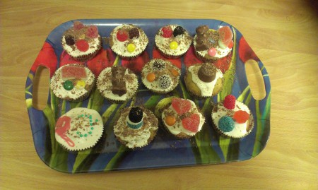 Vaniljcupcakes med frosting och godis. Man kan få i princip vad man vill på dem, även annan färg på frostingen. De är både mjölk och nötfria