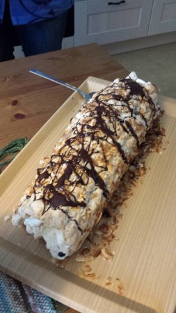 Kokos och jordgubbsstubbe. Den smakar maräng, kokos och jordgubbar. Går att få med valfria bär. Är både glutenfri, mjölkfri och nötfri.