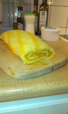 Havtorns och citrus rulltårta med mönster.   En rulltårta med annorlunda smak eftersom den smakar havtorn. Gillar man inte havtorn så gillar man nog tyvärr inte denna fina rulltårta.  Går självklart att få med annan smak. Är mjölk och nötfri.