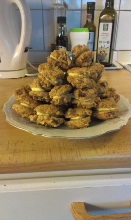 Whoopie pies med havregryn och russin med apelsinkräm. Jättegoda whoopies med en god apelsinfyllning.  Är både mjölk och nötfria.