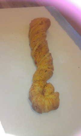 Twistat tomatbröd. Jätte gott bröd med krossade tomater i och havssalt på toppen. Passar perfekt till soppan eller att bara snaska på. Går att få med andra ingredienser än tomater. Det är mjölkfritt.