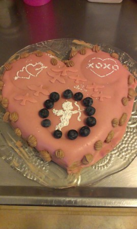 Alla hjärtasdags tårta med apelsin och chokladbotten, chokladgrädde och marsipan.  Försvinnande god tårta som smakar ännu bättre dagen efter! Går att få i annan form och annan färg och mönster uppe på. Är laktosfri och nöt fri